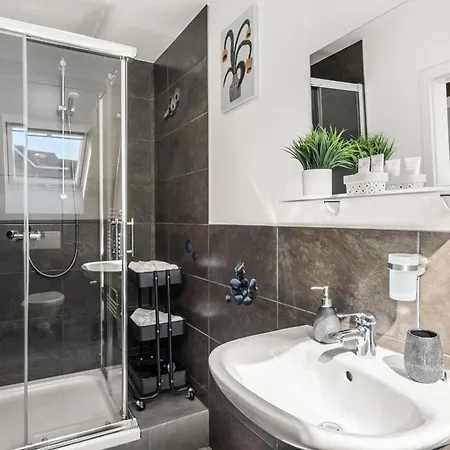 Mola Apartments-charmante Im Zentrum Fuer 3 Personen-grosse Dachterrasse-grill-gratis Parken-wlan דירה *